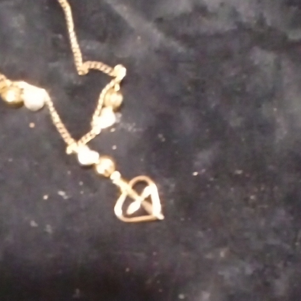 Elegant Gold Necklace with Intricate Design